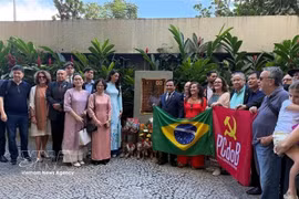 越南驻巴西大使馆与巴西—越南友好协会隆重举行献花仪式。图自越通社