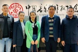 越南音乐版权保护中心主任丁忠谨（右二）出席于2025年10月在中国北京举行的国际作者和作曲协会联合会会议。图自《人民报》 