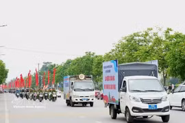 北宁省北江坊在街道上进行宣传巡游，向广大民众传播构建安全、文明交通文化的信息。图自越通社