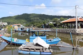 河道变得更加整洁美观部分得益于龙山石化有限责任公司的参与清理环境卫生。图自越通社
