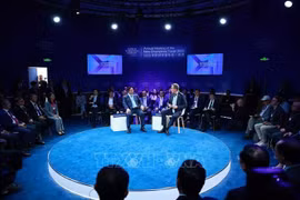 越南政府总理范明政在夏季达沃斯论坛上进行政策对话。图自越通社