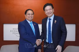 越南政府总理范明政会见新加坡总理黄循财。图自越通社