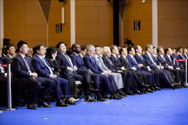 范明政总理世界经济论坛2025年新领军者年会全体会议开幕式 。图自越通社
