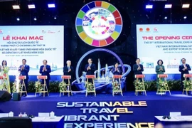 “国际商品供应链对接 - Vietnam International Sourcing 2025”系列活动、2025年胡志明市出口论坛和2025年胡志明市国际旅游博览会在胡志明市西贡会展中心正式开幕。图自越通社