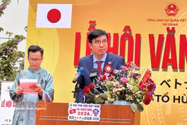 越南驻大阪总领事阮长山发表讲话。图自越通社
