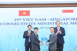在会议上，两位部长还共同见证了三项合作协议的签署。图自越通社