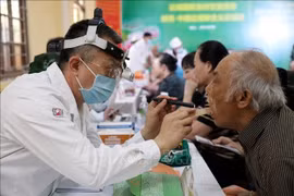 中国军医为谅山省高禄边境县的民众进行诊疗。图自越通社