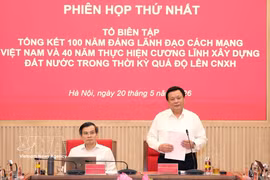 中央理论委员会主席，总结指导委员会副主任，编委会主任阮春胜发表讲话。图自越通社