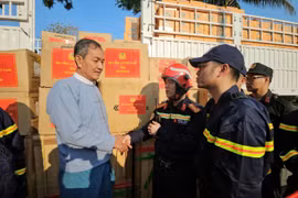 越南公安部代表团团长阮明羌大校将这批药品和物资移交给缅甸社会福利与救济安置部。图自越通社