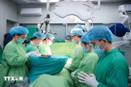 医生们默哀一分钟，缅怀并致敬器官捐献者。图自越通社
