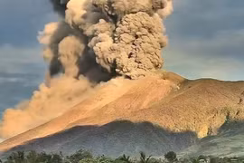 菲律宾火山再度喷发 灰柱高达4000米。图自scmp