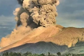 菲律宾火山再度喷发 灰柱高达4000米。图自scmp