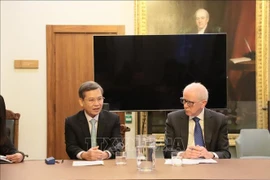 黎明智院长与英国最高法院院长罗伯特·里德（Robert Reed）举行会谈。图自越通社
