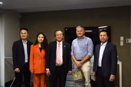 越南工贸部工作代表团与南非连接航空公司代表合影。图自越通社