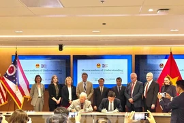 双方企业签署谅解备忘录。图自越通社