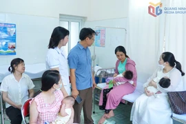 下龙市卫生中心领导在鸿盖坊卫生站检查接种工作。图自广宁报