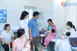 下龙市卫生中心领导在鸿盖坊卫生站检查接种工作。图自广宁报