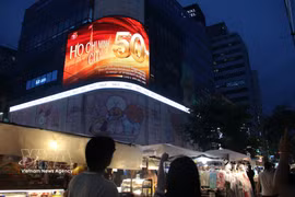 宣传影像亮相首尔市中心电子屏幕。图自越通社