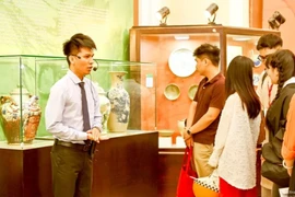 胡志明市历史博物馆的讲解员正在向游客介绍。图自http://hcmcpv.org.vn