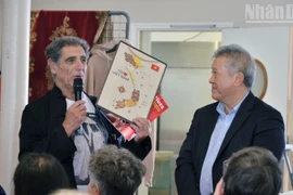 厄尔-卢瓦尔省法越友好协会主席吉尔伯特·特内兹分享与越南的团结友谊之情。图自越通社