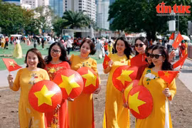 胡志明市市民沉浸在北南团聚50周年这一历史性时刻的喜悦之中。