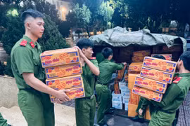 得乐省公安机关准备物资运往灾区。图自越通社