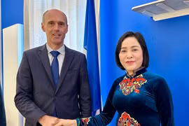 国会副主席阮氏清与普罗万市市长奥利维耶·拉文卡。图自越通社