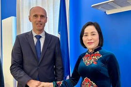 国会副主席阮氏清与普罗万市市长奥利维耶·拉文卡。图自越通社