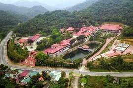 安子竹林禅院位于广宁省安子名胜历史遗迹区的安子山上，是陈仁宗皇帝选择修行之地。该寺原是一座规模宏大的古刹，但随着岁月流逝，多数建筑已毁，仅留部分遗迹于地表。2002年，竹林禅院得以重建。图自越通社