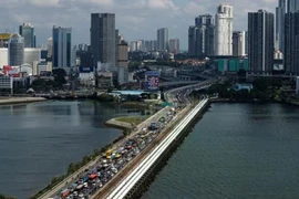 连接新加坡与马来西亚的道路，每天有数十万游客穿越边境。图自路透社