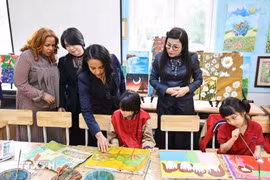 越南政府总理夫人与埃塞俄比亚总理夫人探访阮廷炤学校学生。图自越通社