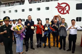 广宁省领导和广宁省文化体育与旅游厅向游客赠送鲜花和纪念品。图自越通社