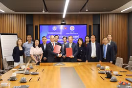 黎友双少将与VBUK主席黄越芳签署了合作备忘录。图自越通社