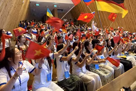 来自德国、加拿大、柬埔寨、泰国、美国、匈牙利、捷克共和国等31个国家和地区的海外青年与留学生，于2025年7月16日参加“2025年越南夏令营”开营仪式。图自越通社
