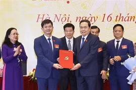 国会主席陈青敏颁发2025-2030年任期国会办公厅机关党委执行委员会、常务委员会等人事任命决定。图自越通社