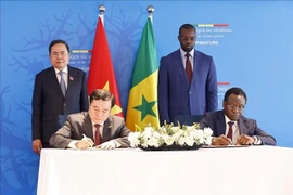 越南国会主席陈青敏与塞内加尔总理乌斯曼·松科（Ousmane Sonko）共同见证越南工贸部与塞内加尔工贸部签署大米贸易谅解备忘录。图自越通社