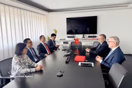 工作会谈现场。图自越通社
