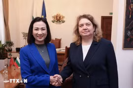 越南驻保加利亚大使阮氏明月和保加利亚国会主席娜塔莉娅·基塞洛娃。图自越通社