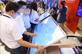 在企业数字化转型与电子商务发展支持论坛上体验数字化转型应用。图自越通社