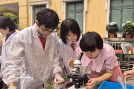 教师指导学生体验科学应用。图自越通社