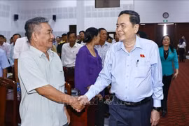 越南国会主席陈青敏与选民握手。图自越通社