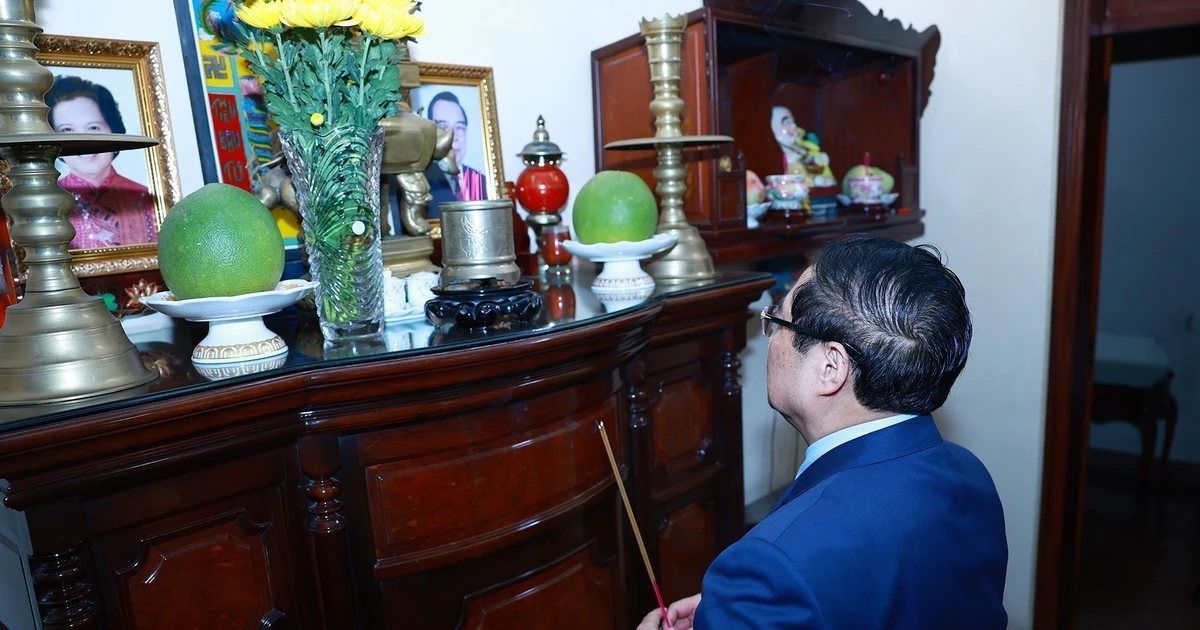 范明政总理向已故政府总理潘文凯进香