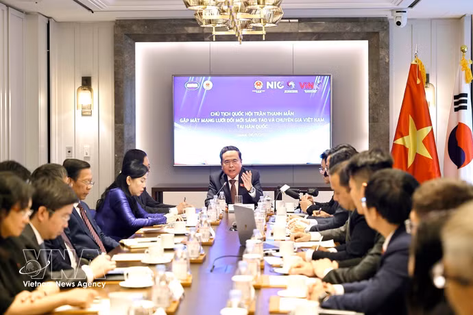 国会主席陈青敏会见在韩越南创新网络成员及专家。图自越通社