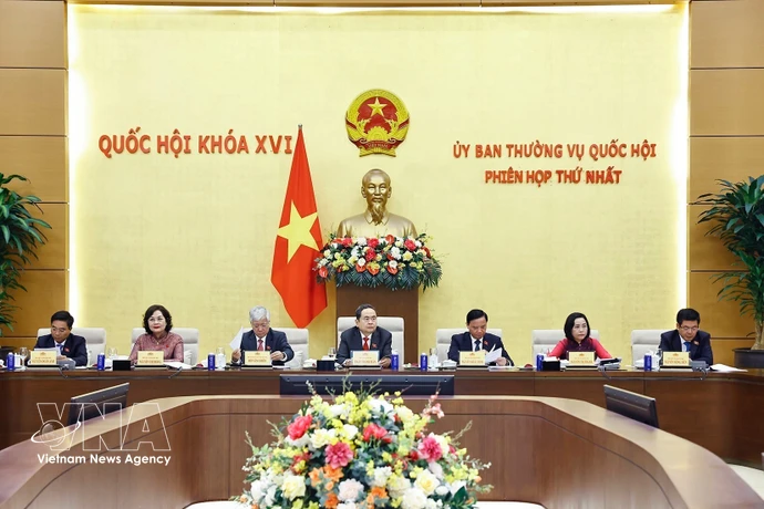 越南国会主席陈青敏主持召开第十五届国会常务委员会第一次会议。图自越通社