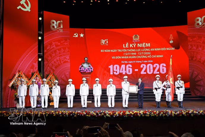 国会主席陈青敏向对外安全力量授予胡志明勋章。图自越通社