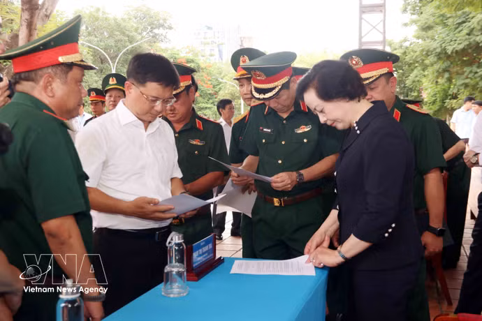 政府副总理范氏清茶检查烈士遗骸搜寻归葬行动启动仪式准备工作。图自越通社