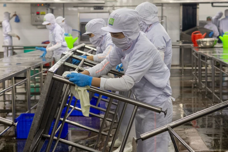 某一厂房的工人过年后重返工作岗位。图自越通社