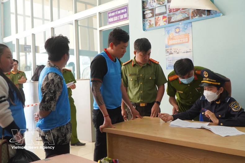 附图：有关部门严密管控婆营（Dinh Bà）国际口岸区域，旨在防范和打击非法出入境行为。图自越通社