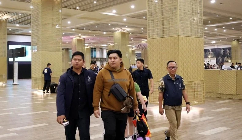 犯罪嫌疑人里法尔多·阿基诺·庞托（棕色衣服）。图自越通社