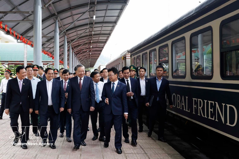 越共中央总书记苏林就越中铁路合作开展情况，同若干部委、行业、中央及地方领导举行工作会议。图自越通社